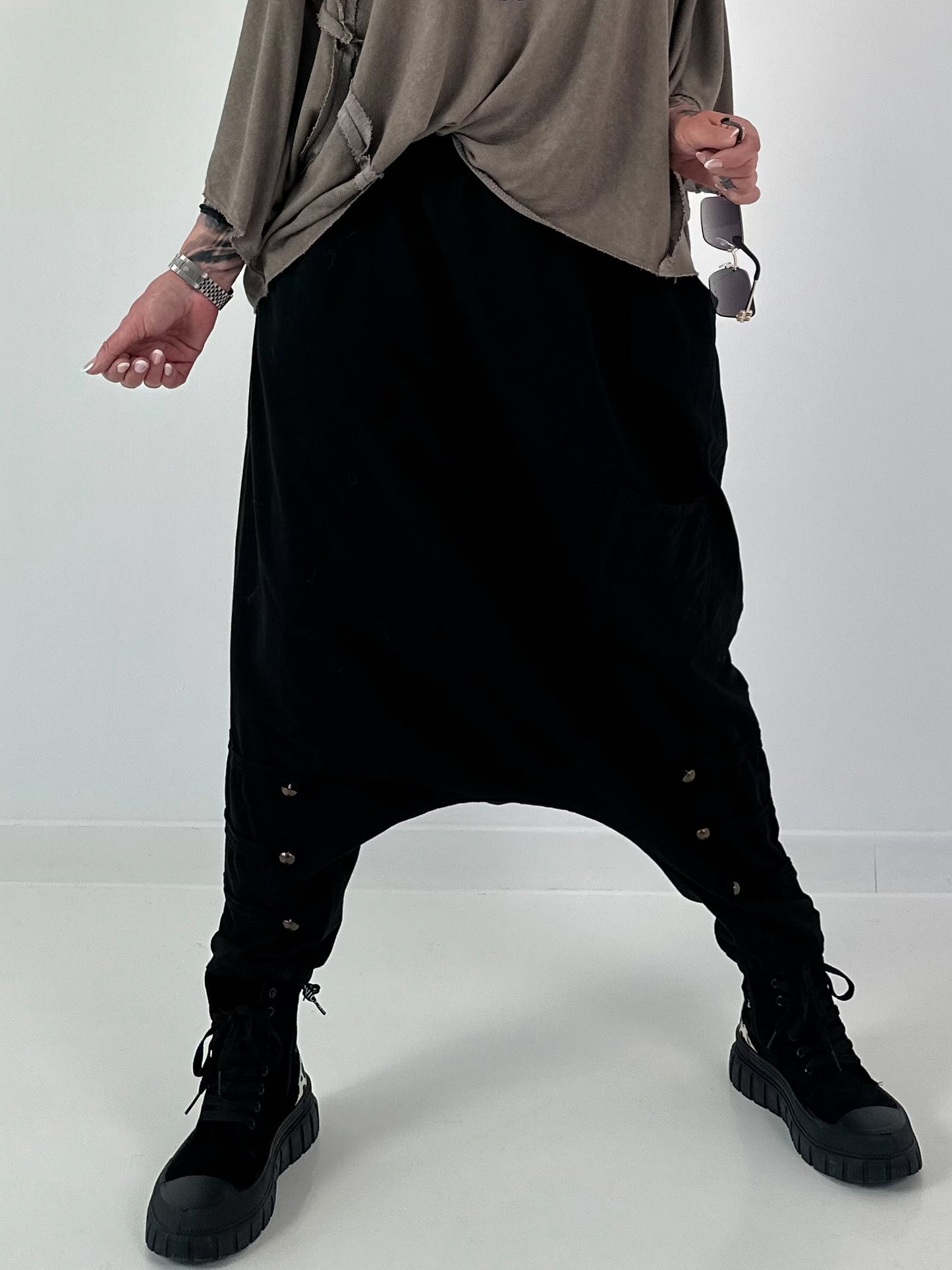 Haremhose mit Knopfdetails - schwarz