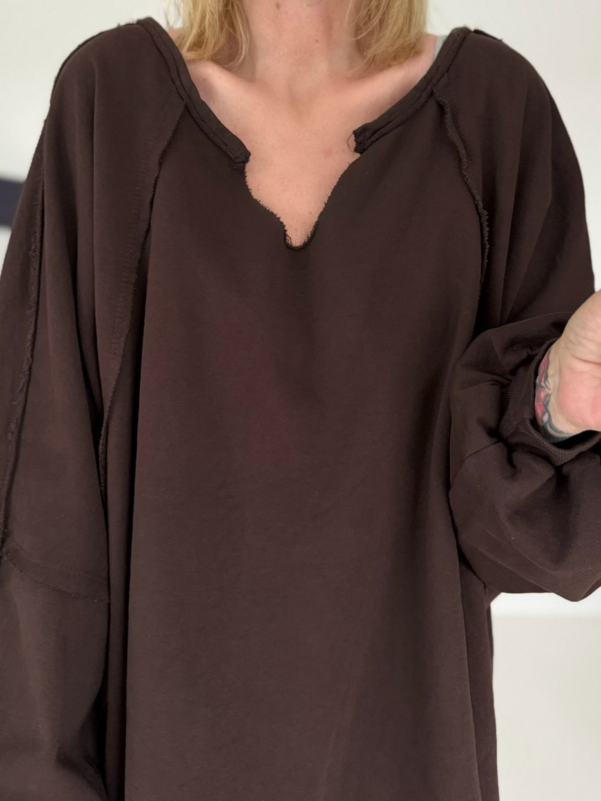 Oversized Sweater mit V-Neck und Inside-Out-Nähten - mokka ( lieferbar ab ca. 16.10.26)