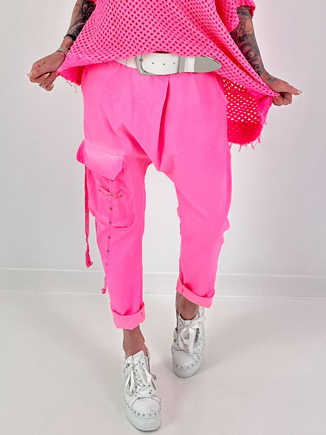 Baggy Hose mit aufgesetzter Cargo Tasche - neonpink