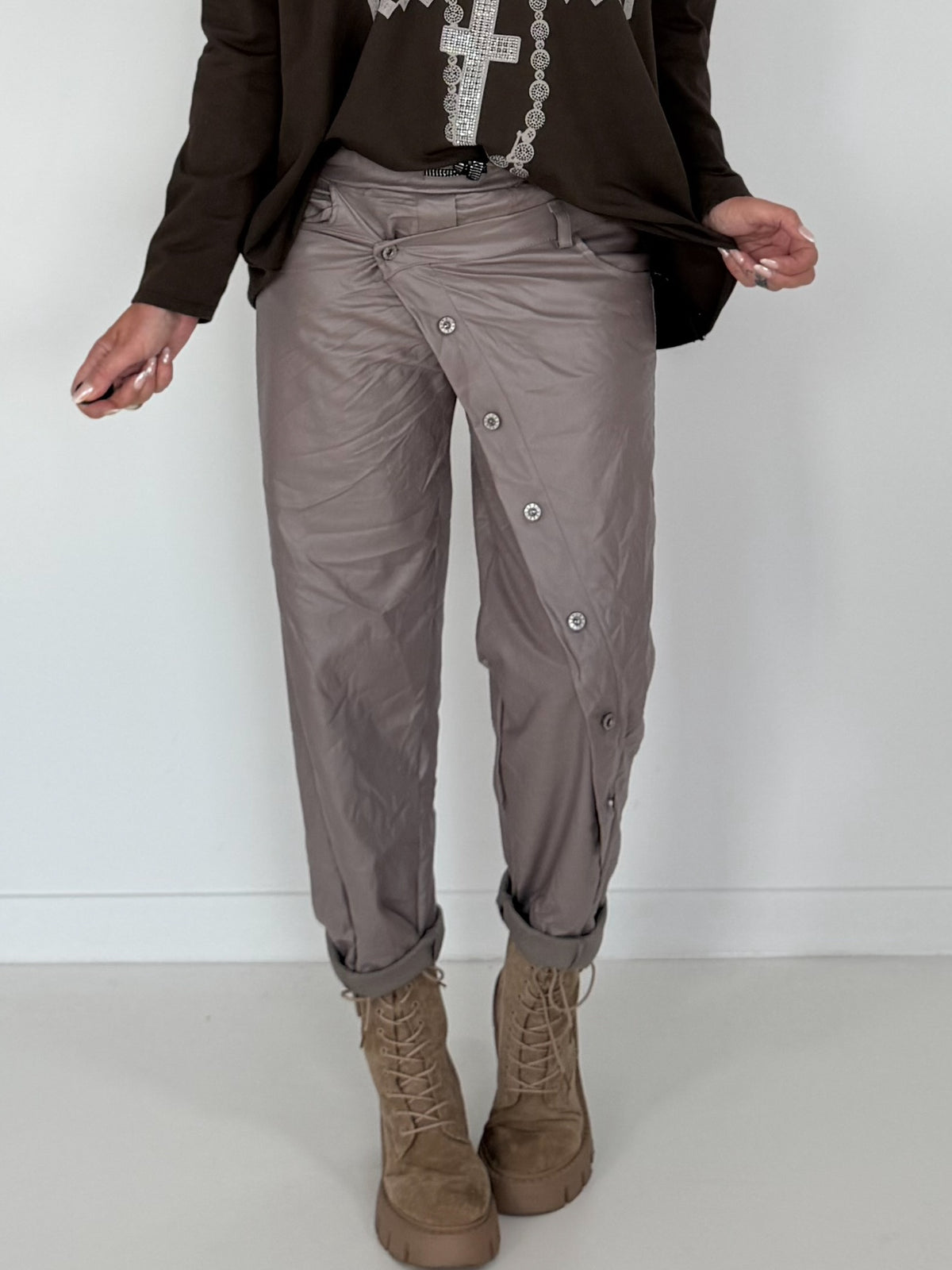 Vegane Lederhose Knopfleiste quer - taupe