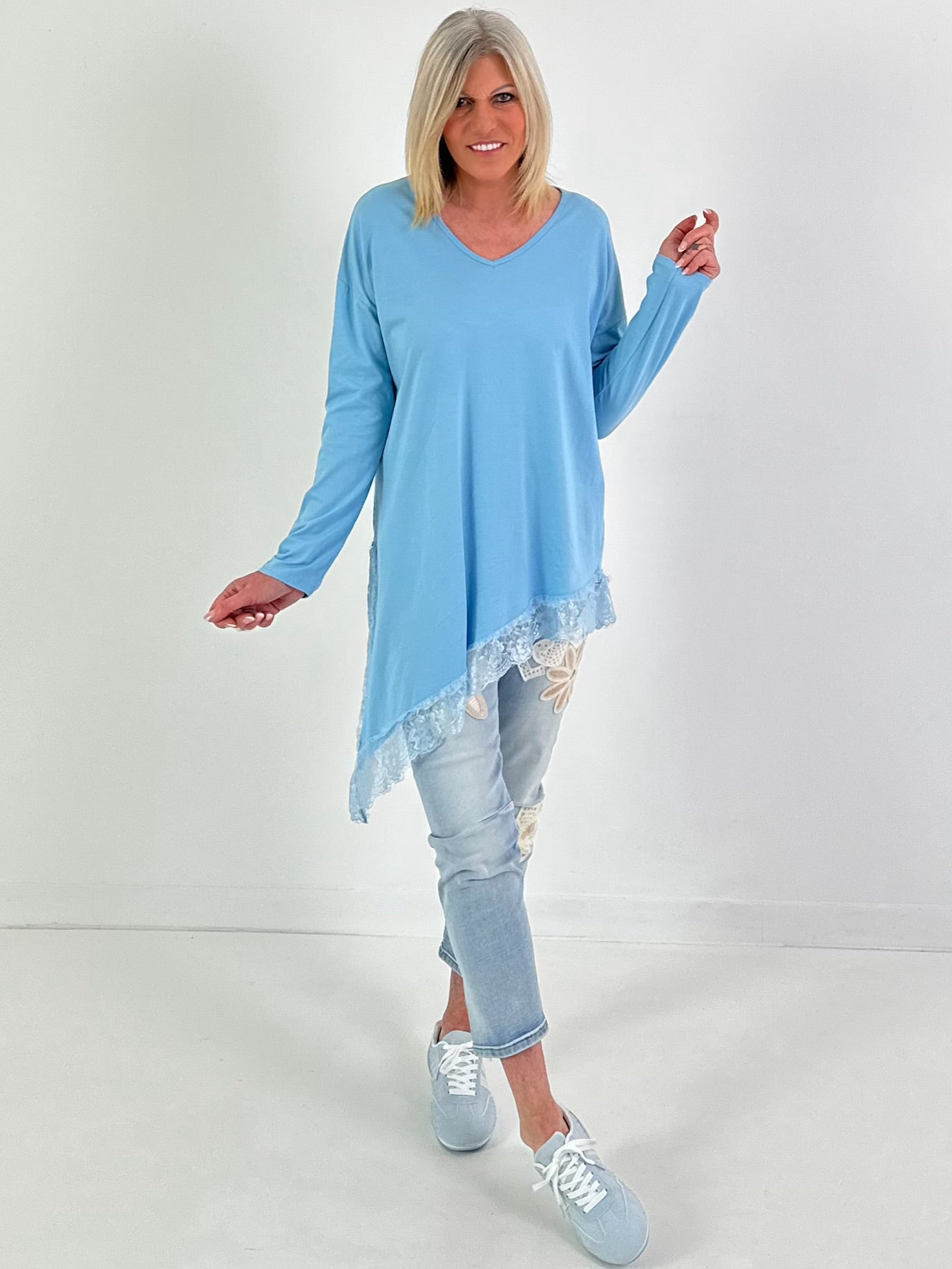 Shirt mit Spitzenabschluss - hellblau