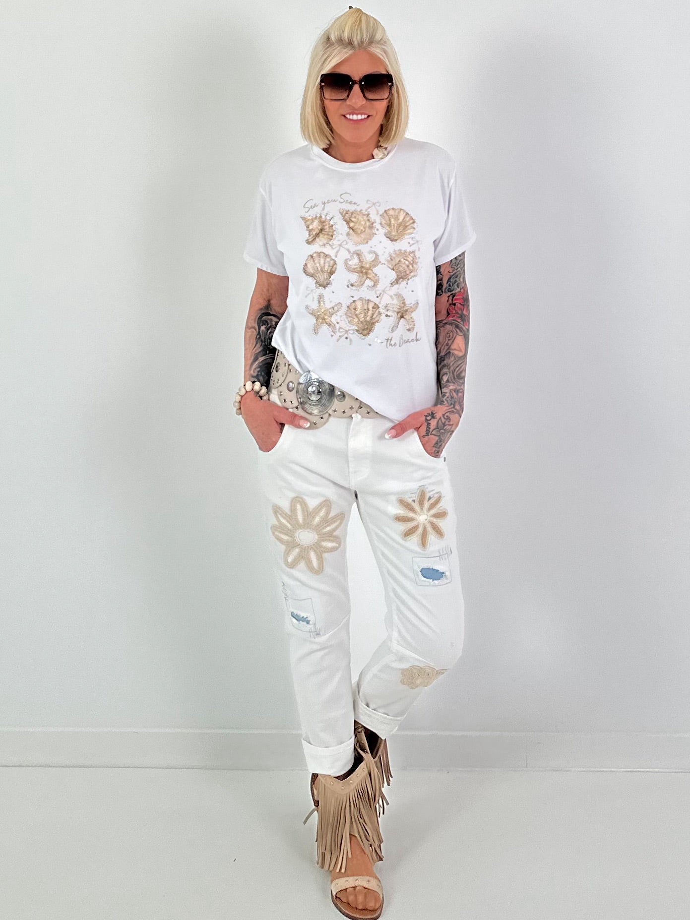 Jeans with crocheted floral appliqués - white
