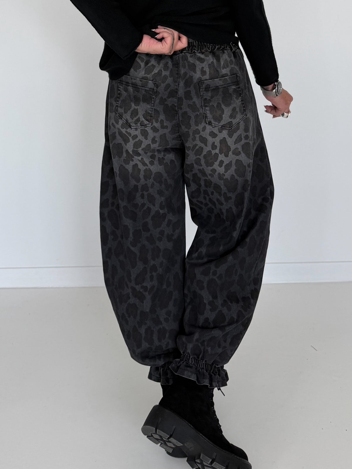 Jeans-Pumphose im Allover-Leoprint mit Gürtel - used-black ( lieferbar ab ca.09.10.26)