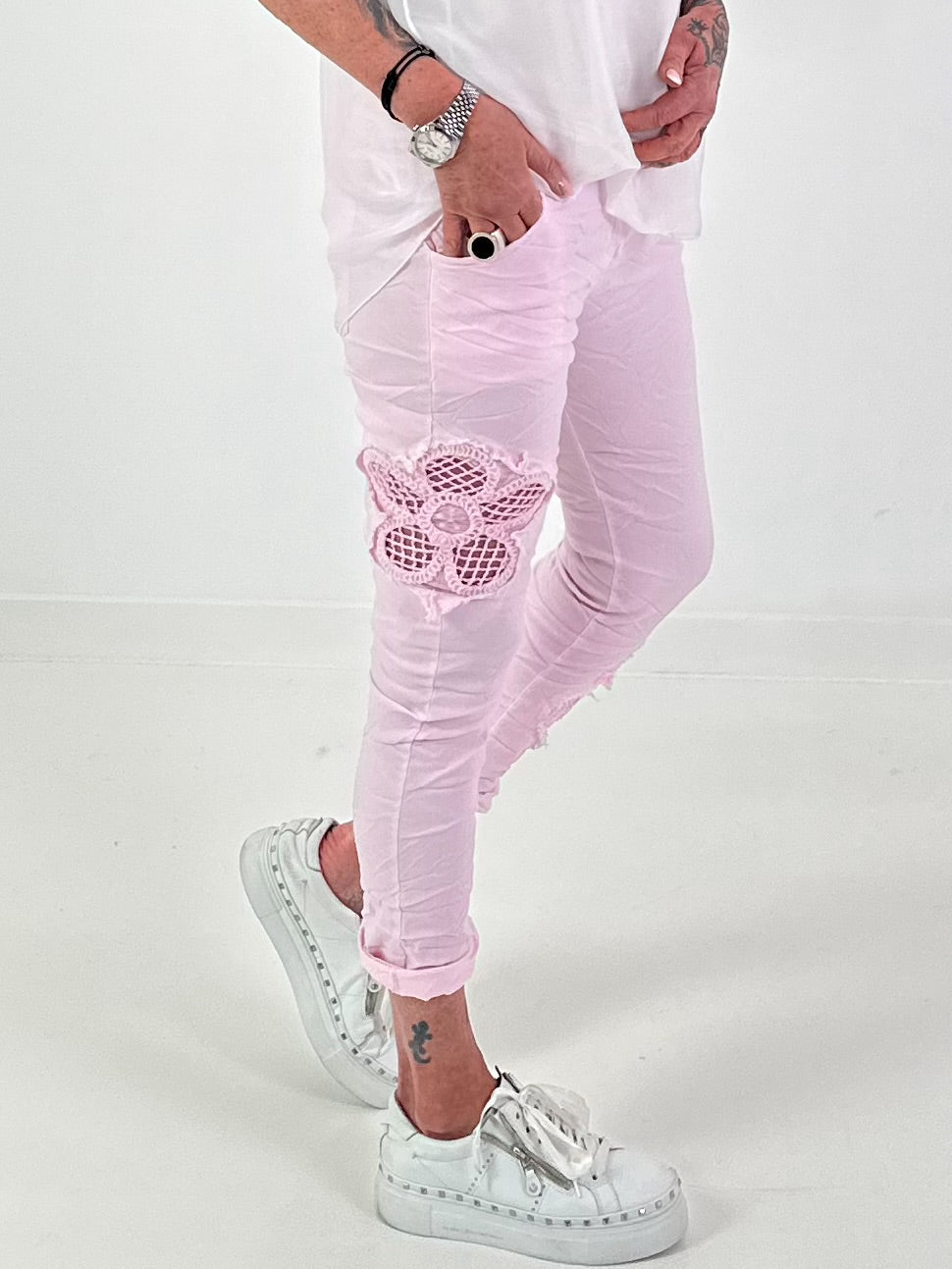 Trousers with crocheted flower inserts - pink