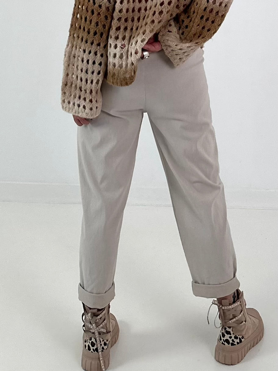 Hose mit elastischem Bund und Knopfdetails - beige