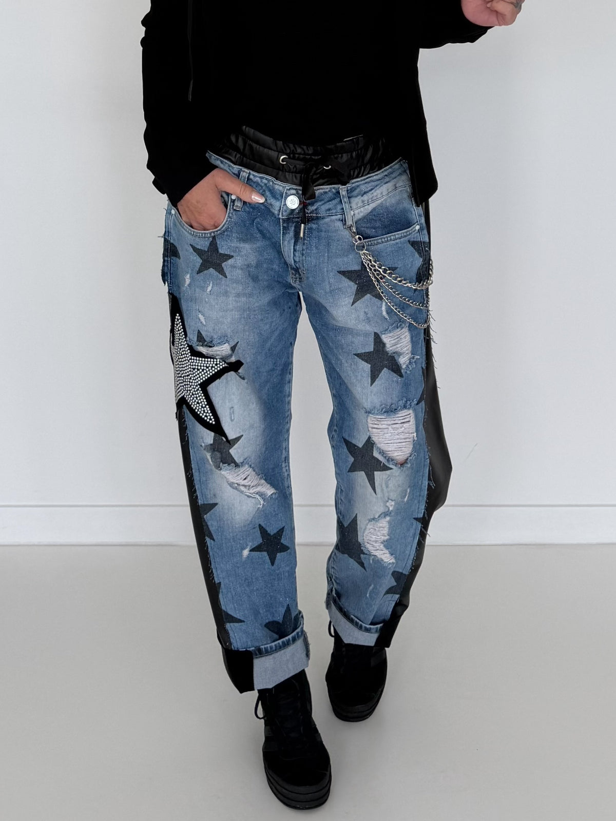 Boyfriend Jeans mit allover Sternen-Print und Ledereinsätzen - schwarz-denim