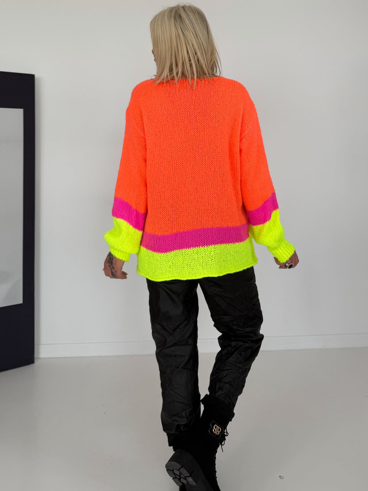 Pullover mit V-Ausschnitt - neonorange-mehrfarbig