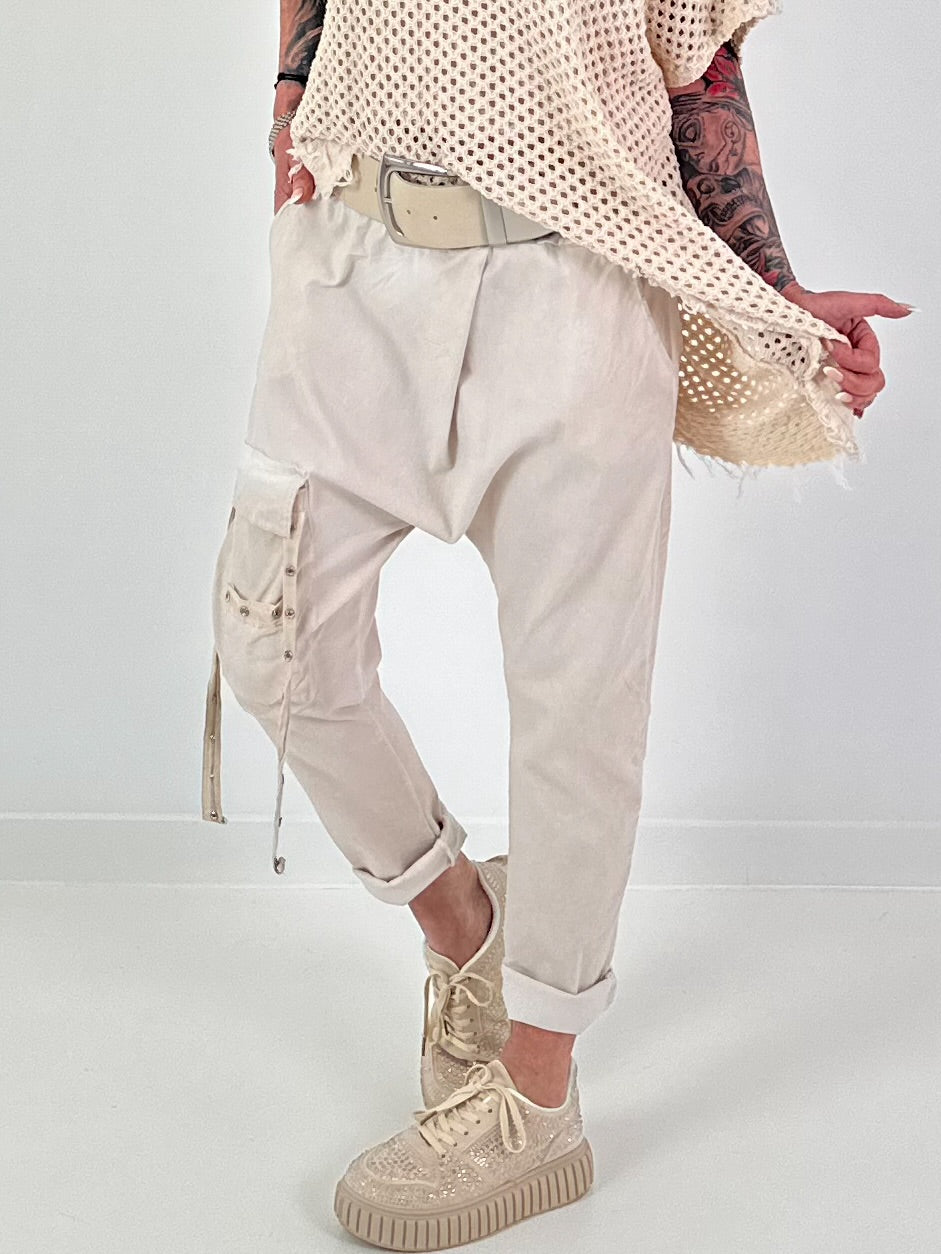 Baggy Hose mit aufgesetzter Cargo Tasche - beige