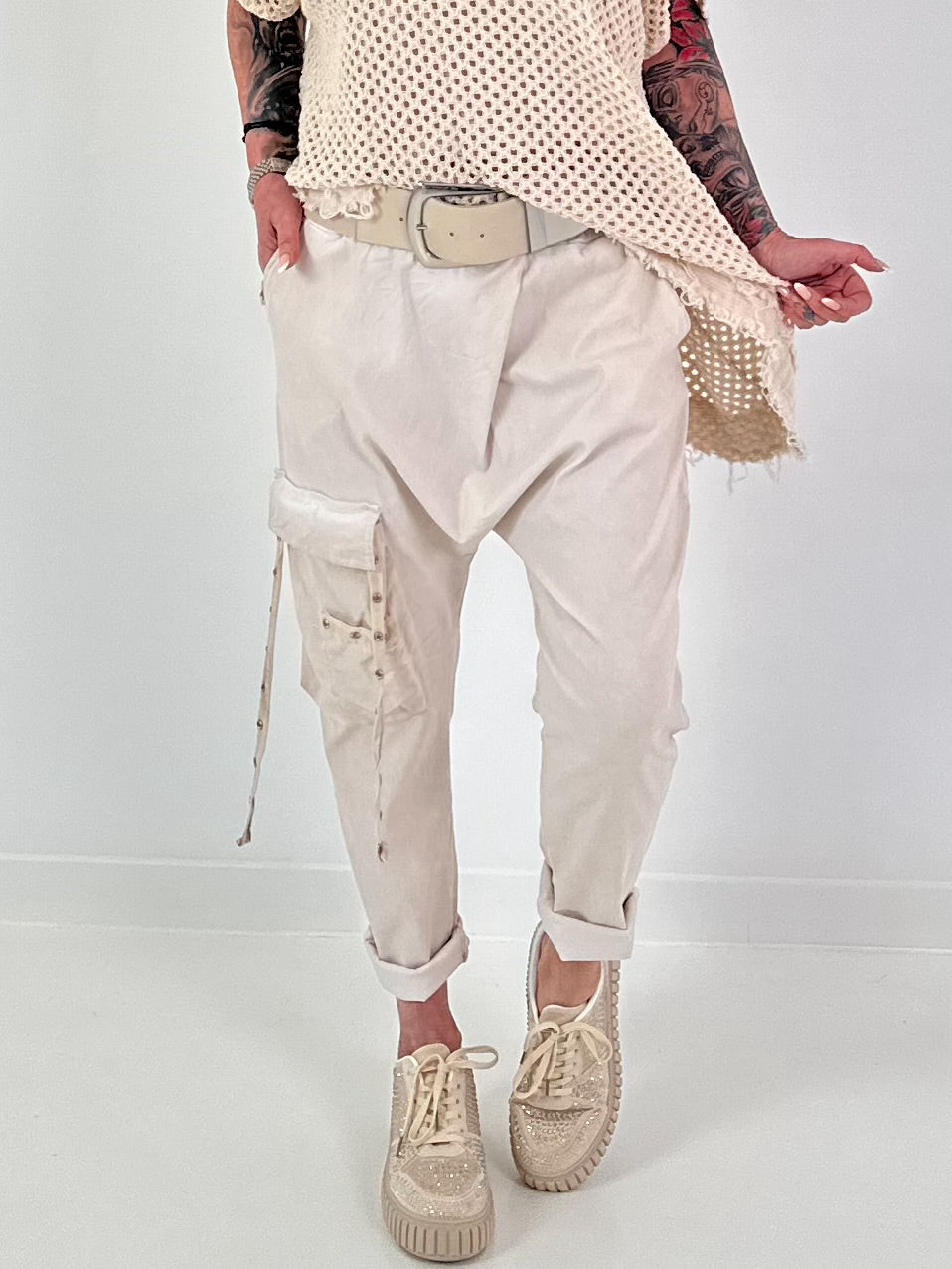 Baggy Hose mit aufgesetzter Cargo Tasche - beige