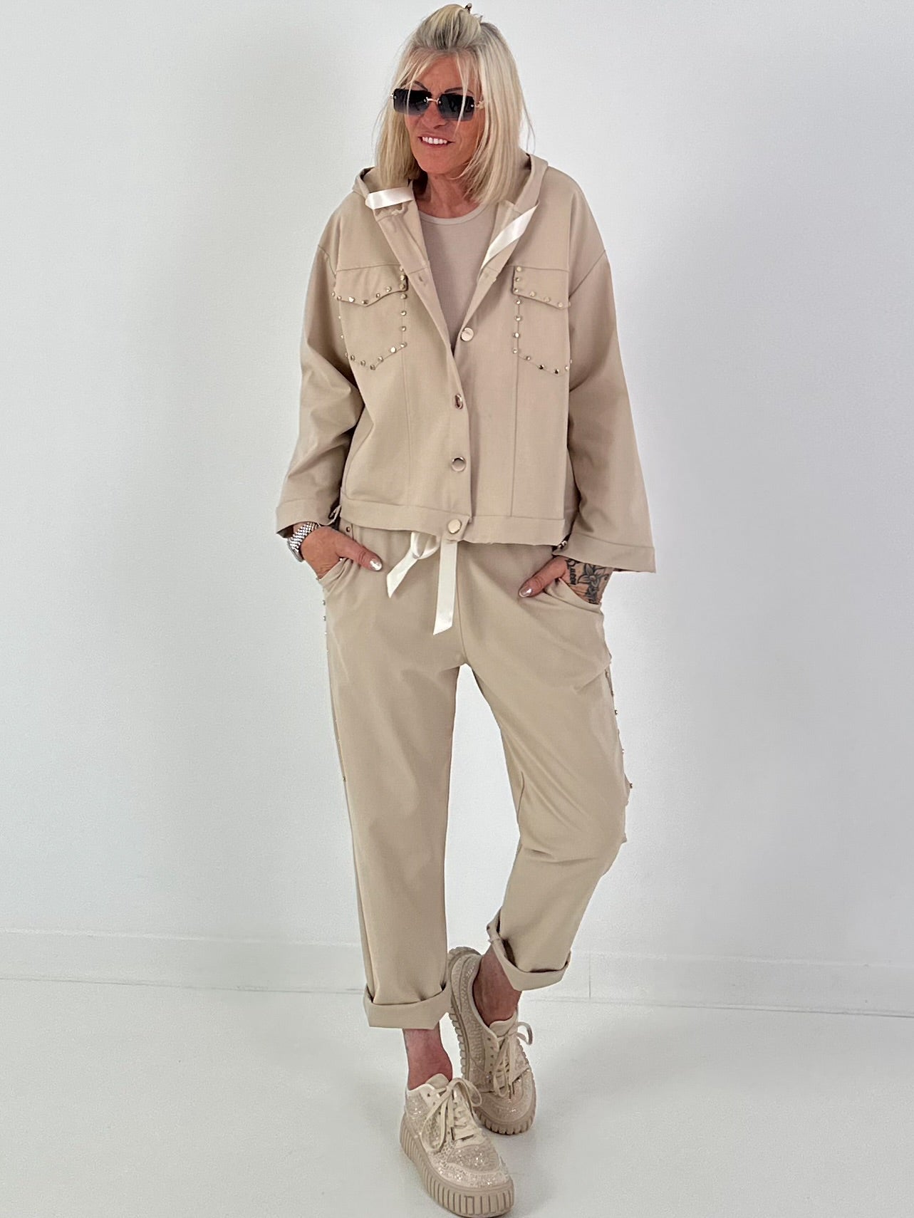 Jacke mit goldenen Nieten-Details - beige
