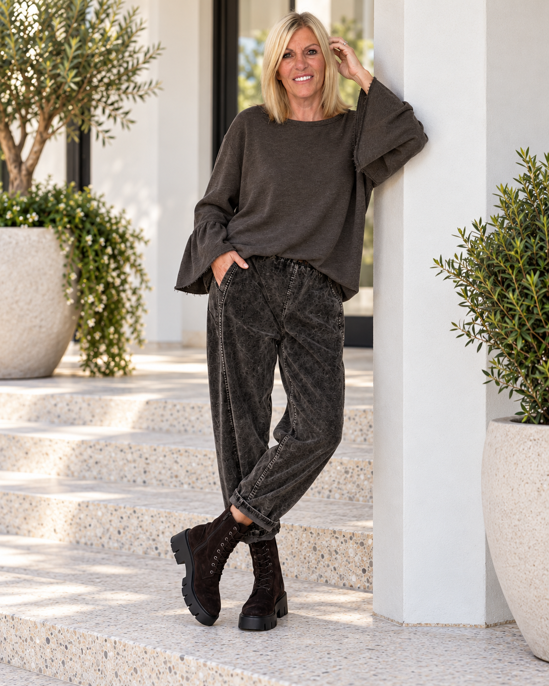 Sweater mit Trompetenärmeln - chocolate