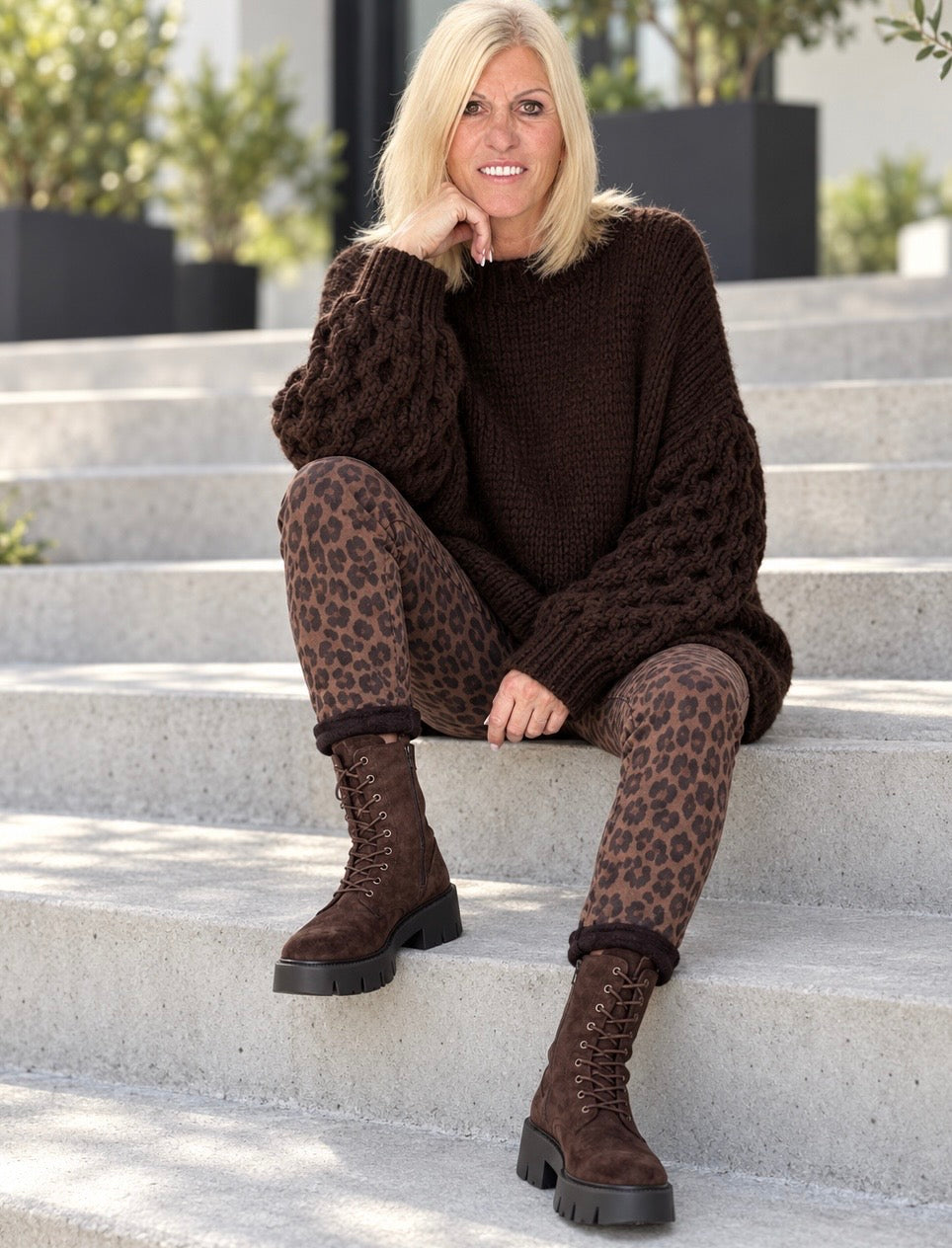 Oversized Pullover mit Grobstrickärmeln - mokka