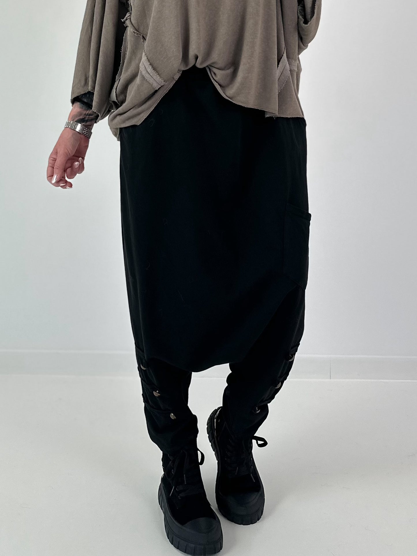 Haremhose mit Knopfdetails - schwarz