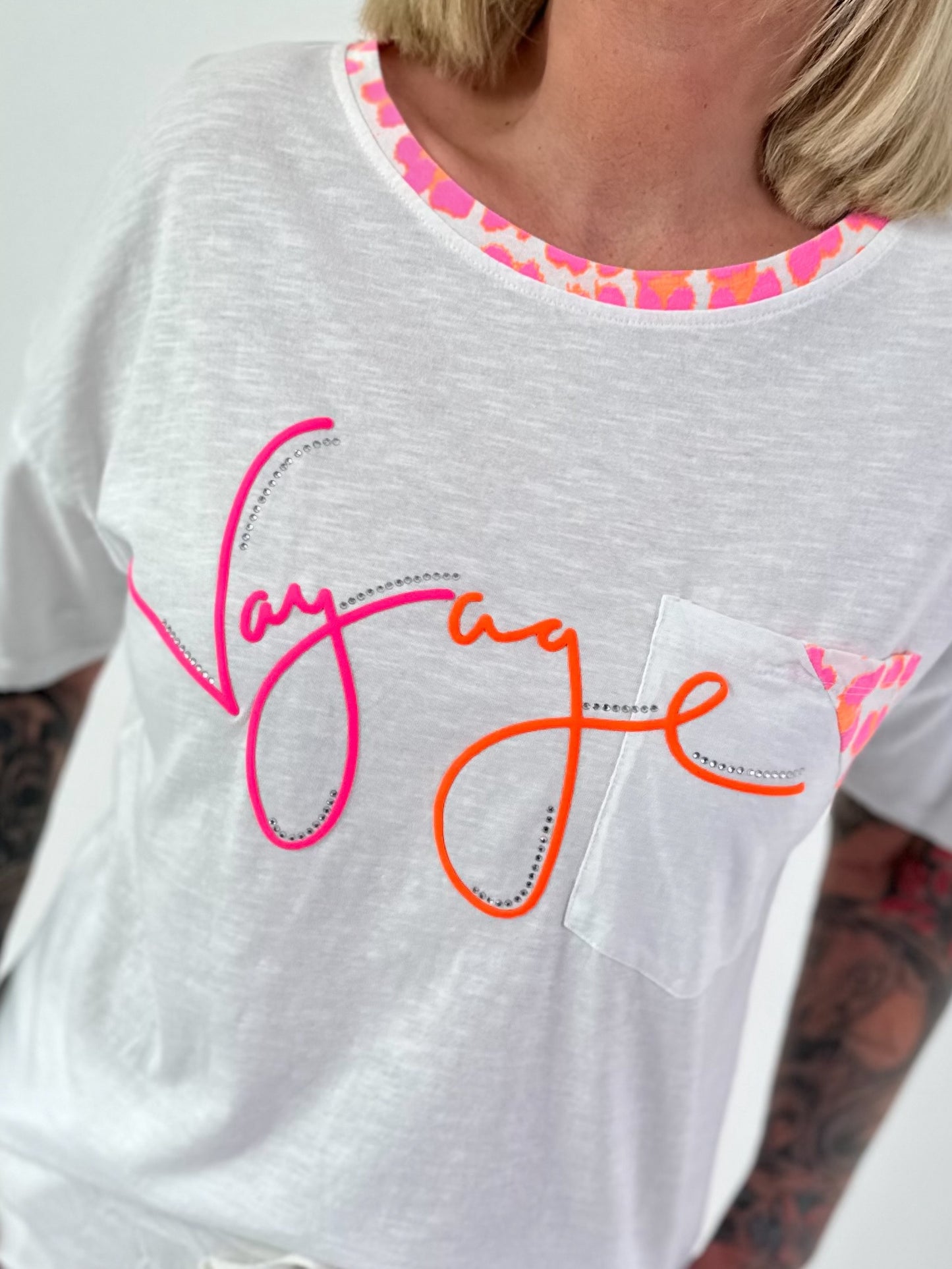 T-Shirt mit Leo-Details - weiss
