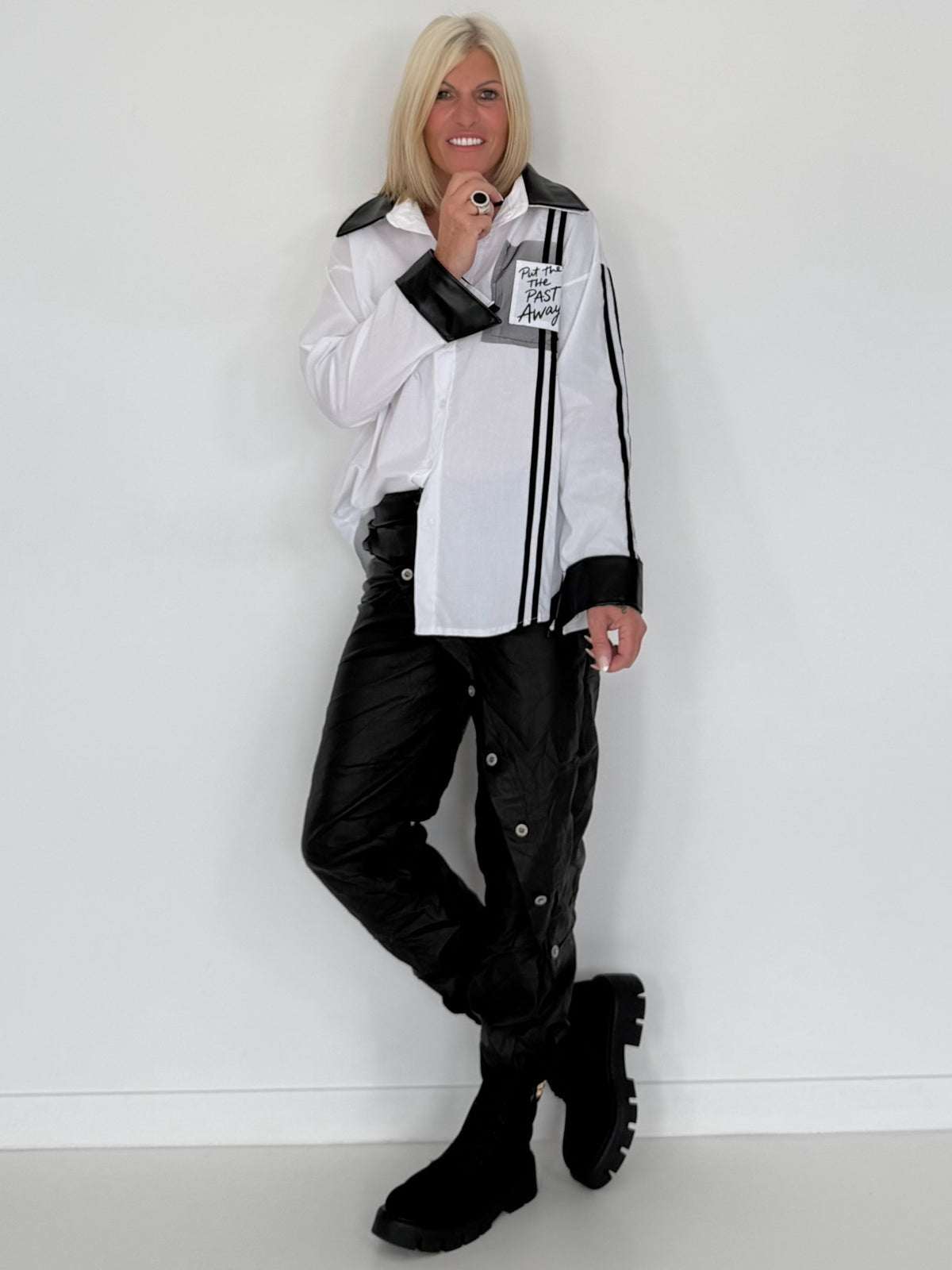 Hemdbluse mit Lederoptik-Elementen und Statement-Patch - weiss