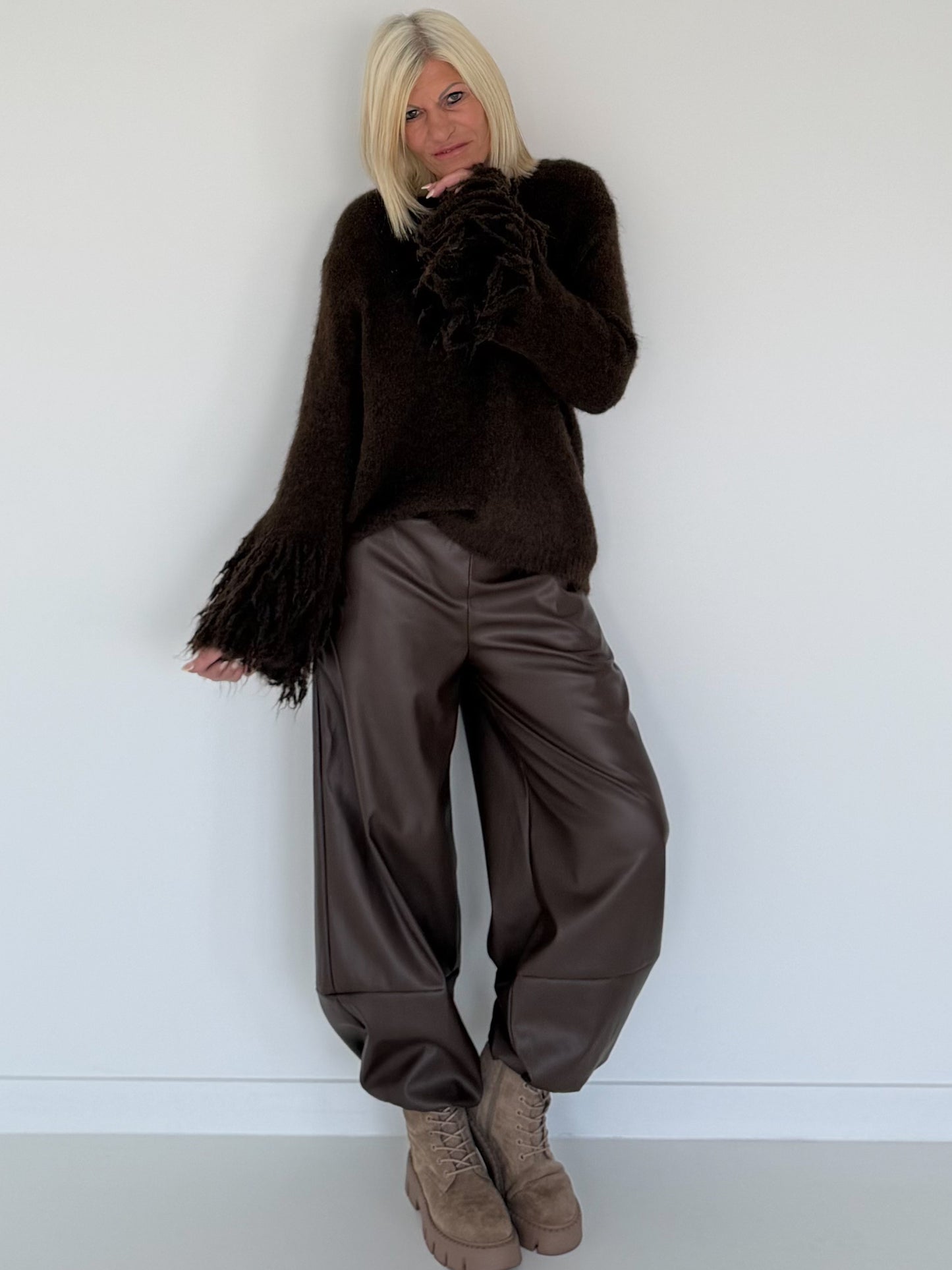 Kuschliger Pullover mit Fransen-Details - mokka
