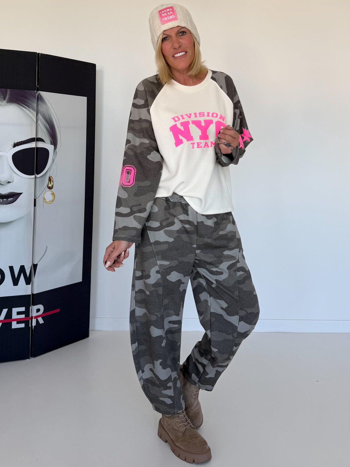 Sweater with camouflage sleeves and 3D print - beige-taupe-multicolored