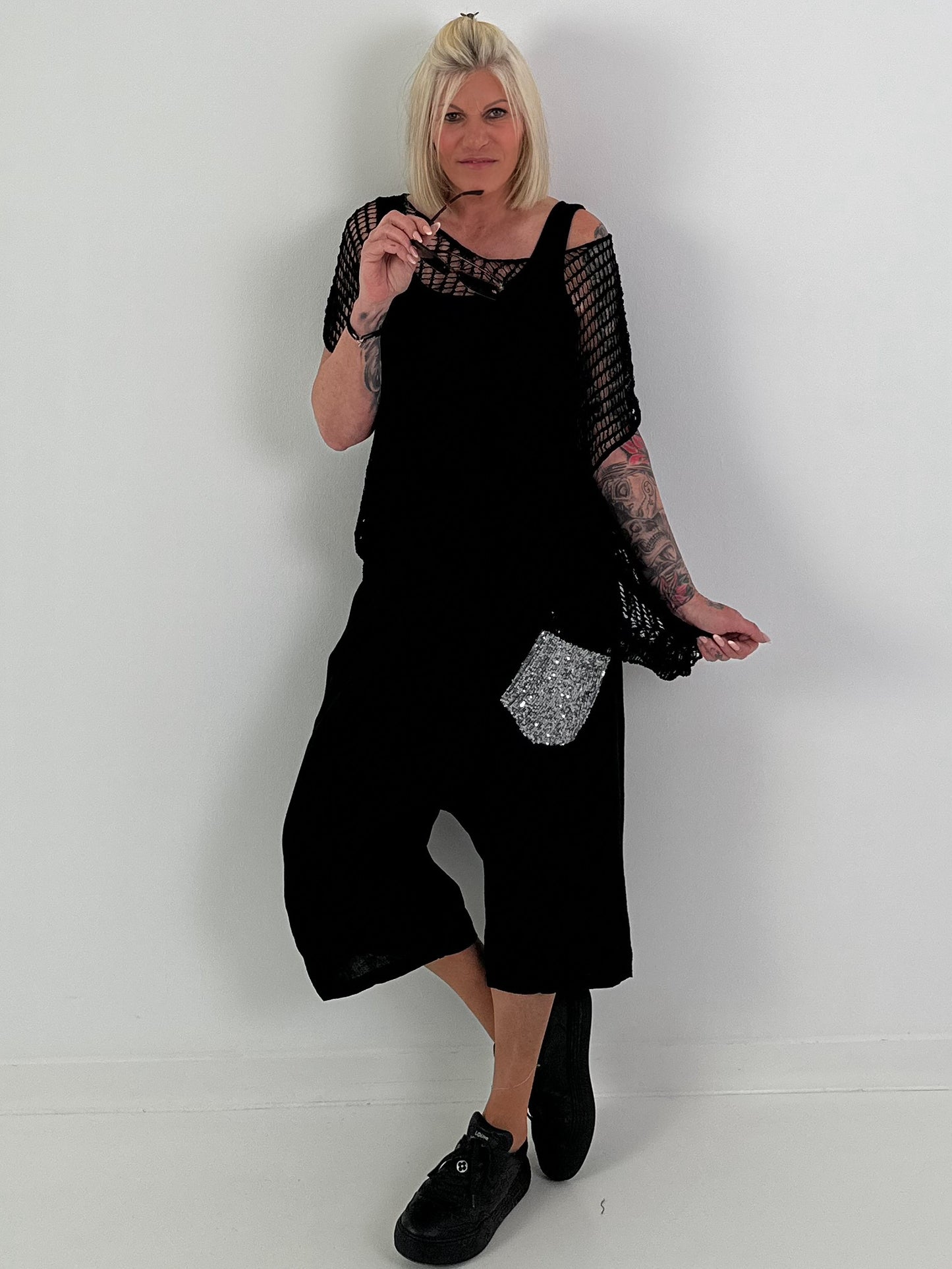 Kurze Leinen Baggy mit Überwurf und Paillettendetails - schwarz