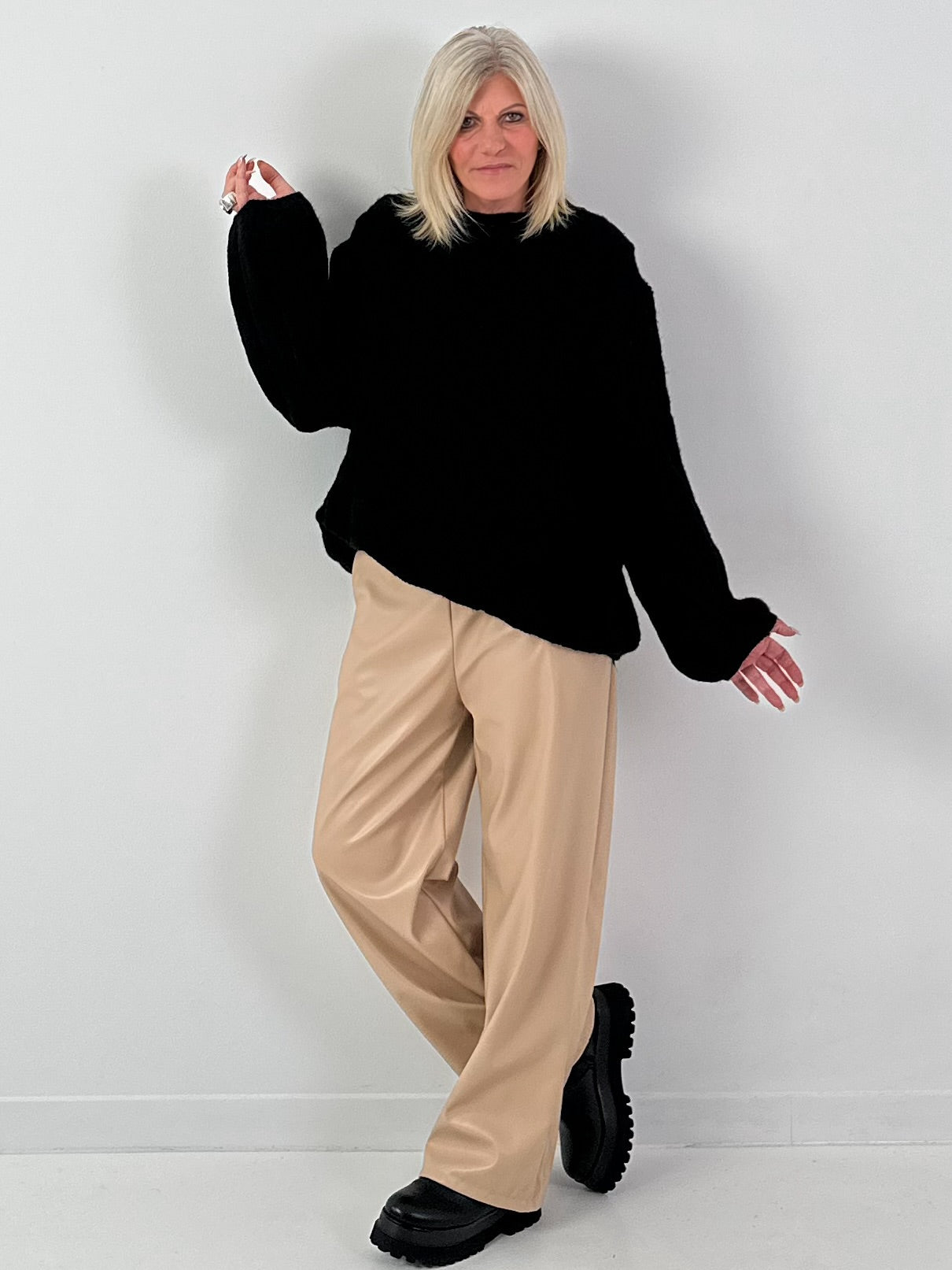 Sweater model "Twist Tale" - black