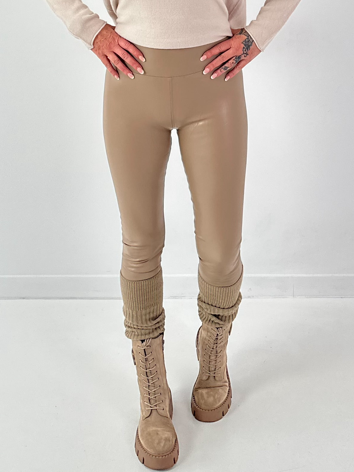 Leather-look leggings, model "Matte Move" - ​​taupe