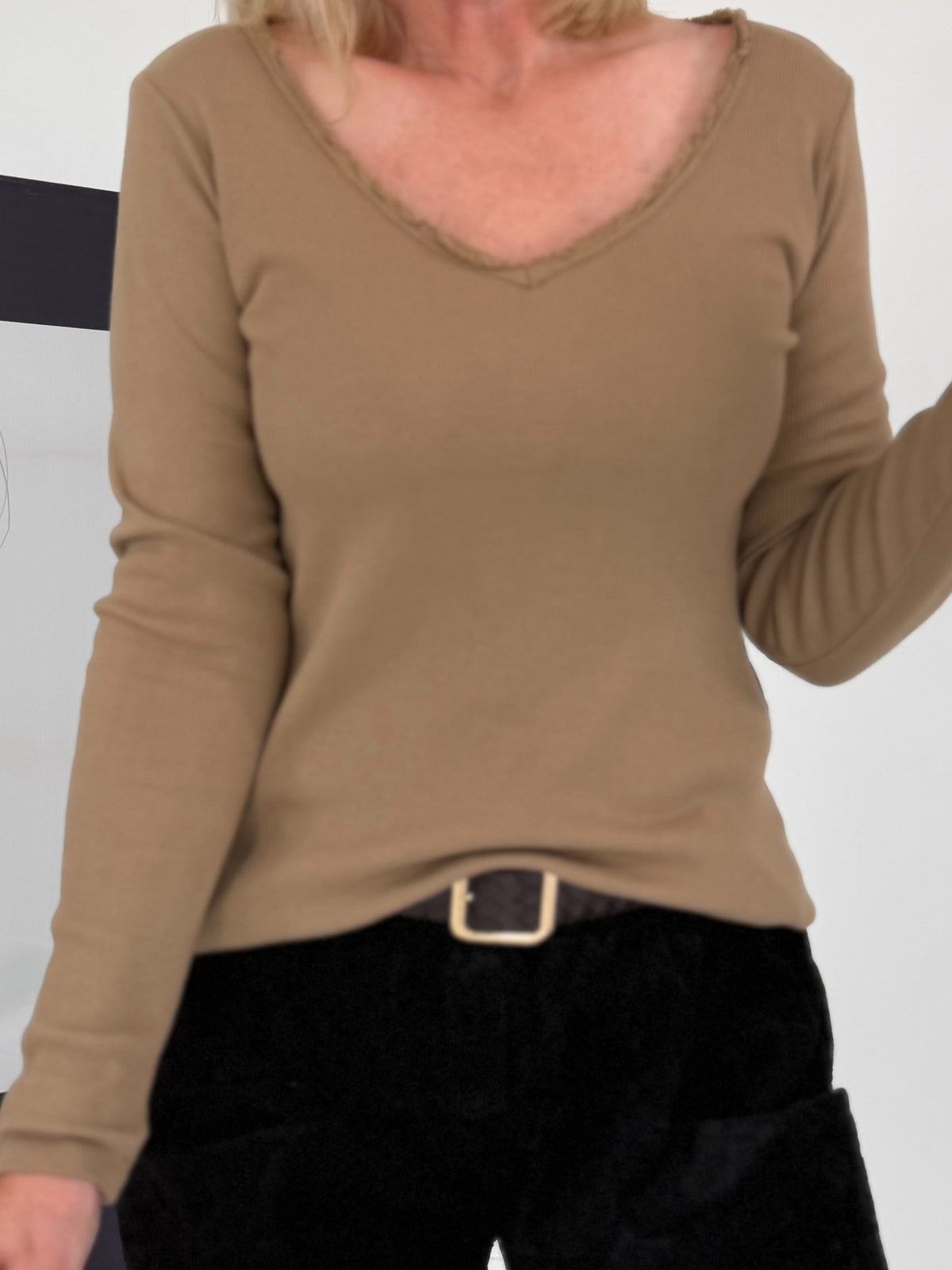 Geribbeld T-shirt met gerafelde V-hals - camel
