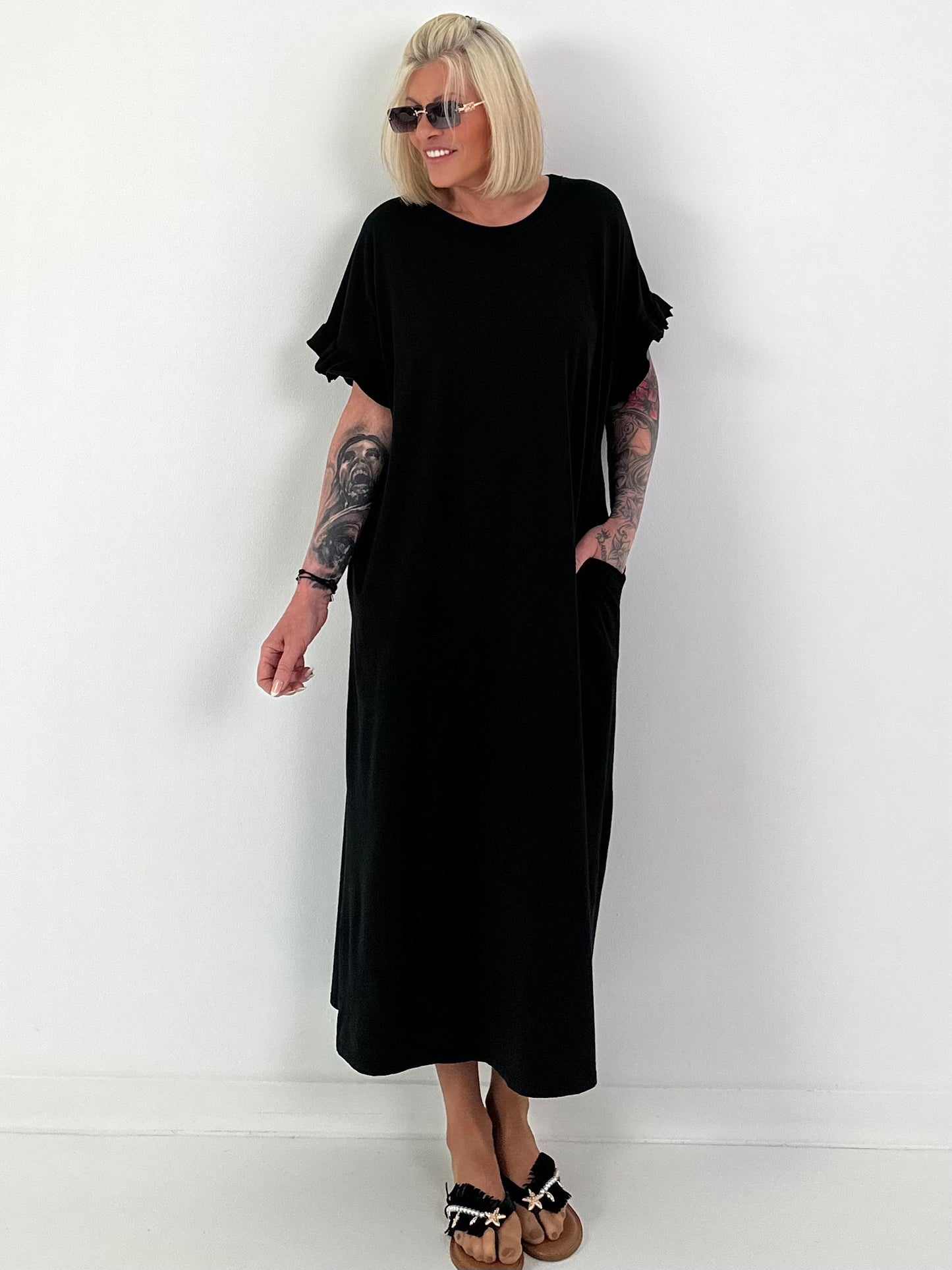 Long dress with short ruffled sleeves - black