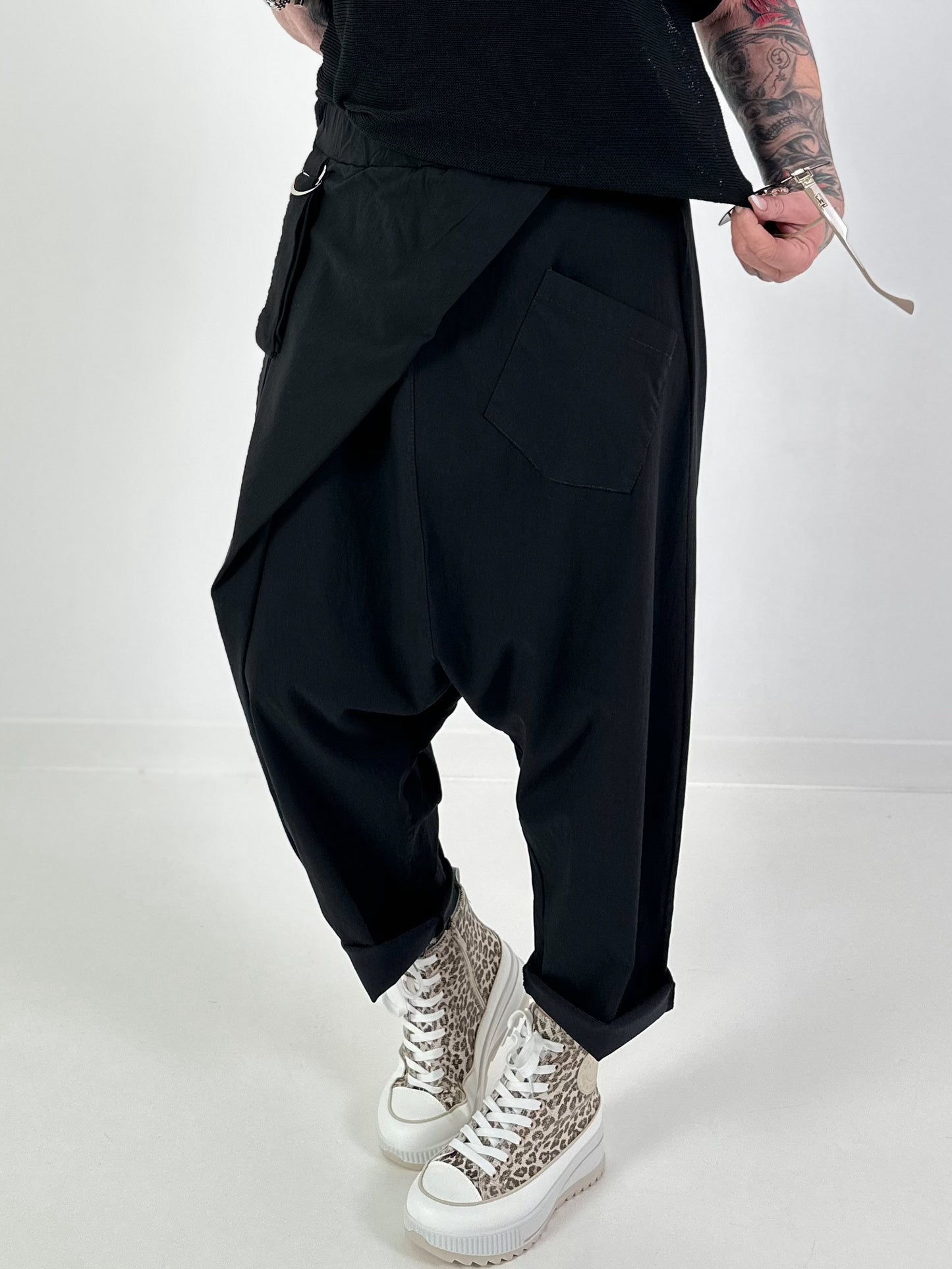 Baggy trousers with wrap - black