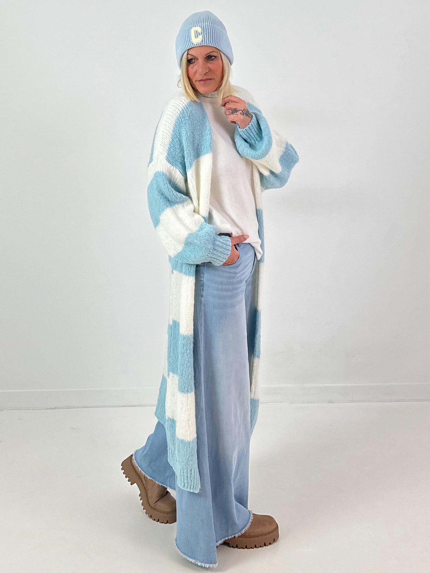 Maxi gebreide jas model "Soft Stripe" - blauw en wit
