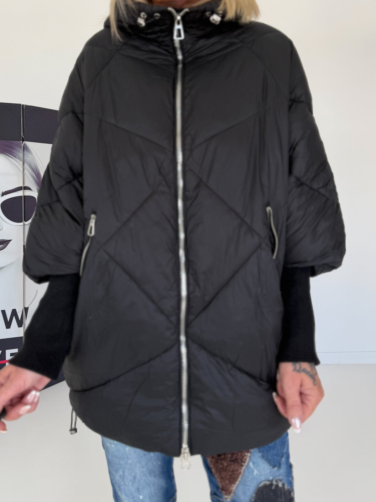 Oversized Steppjacke mit Stulpenärmeln und Kapuze - schwarz