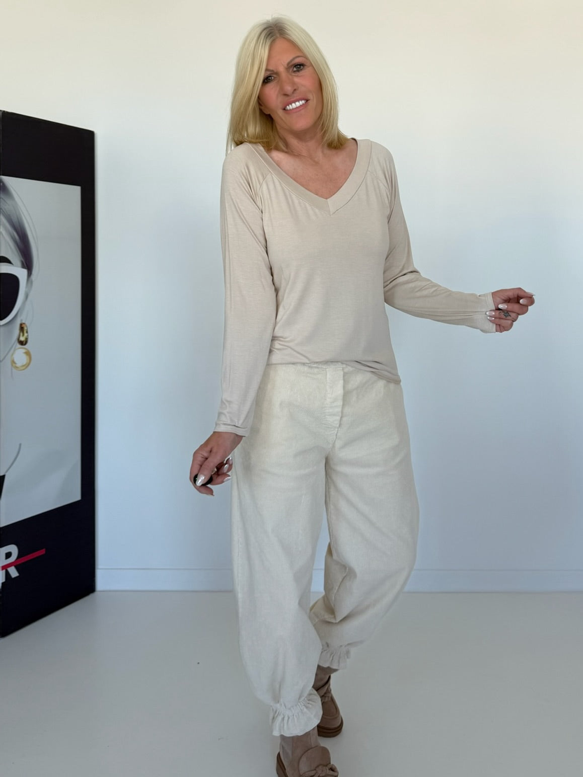 Basic Shirt mit V-Neck - beige