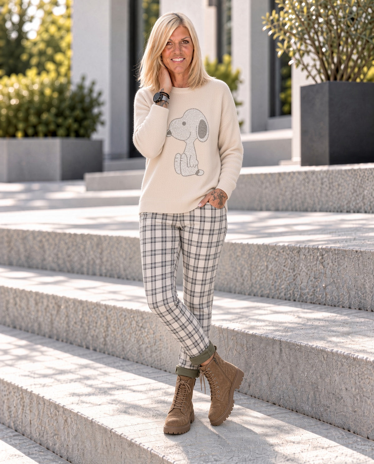 Pullover mit Strass-Cartoon-Motiv - beige