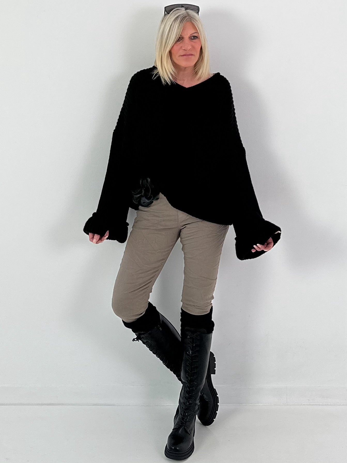 V-hals trui met wijde mouwen, model "Soft Horizon" - zwart