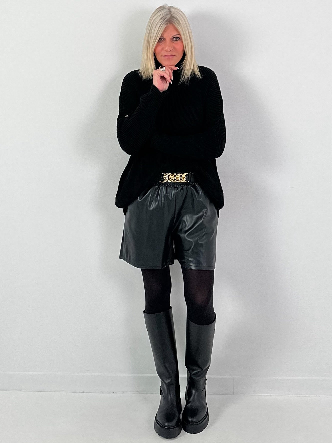 Shorts in Lederoptik Modell "Chain Affair" - schwarz