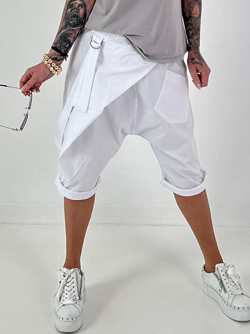Short baggy shorts with overlap - white