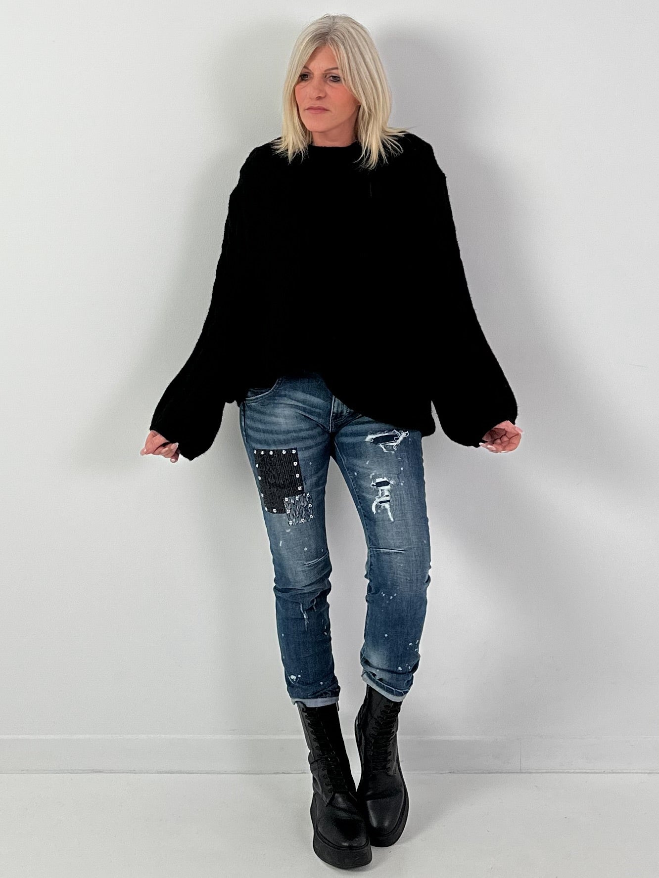 Sweater model "Twist Tale" - black