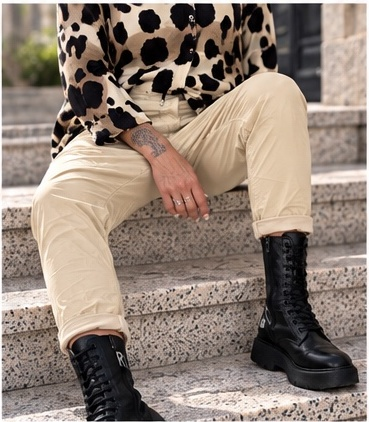 Vegane Leder-Baggy mit Patch - beige