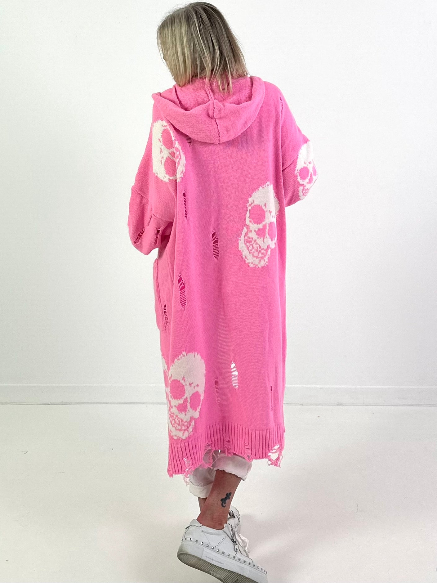 Oversized Strickmantel mit Kapuze Modell "Skull" - rosa-weiss