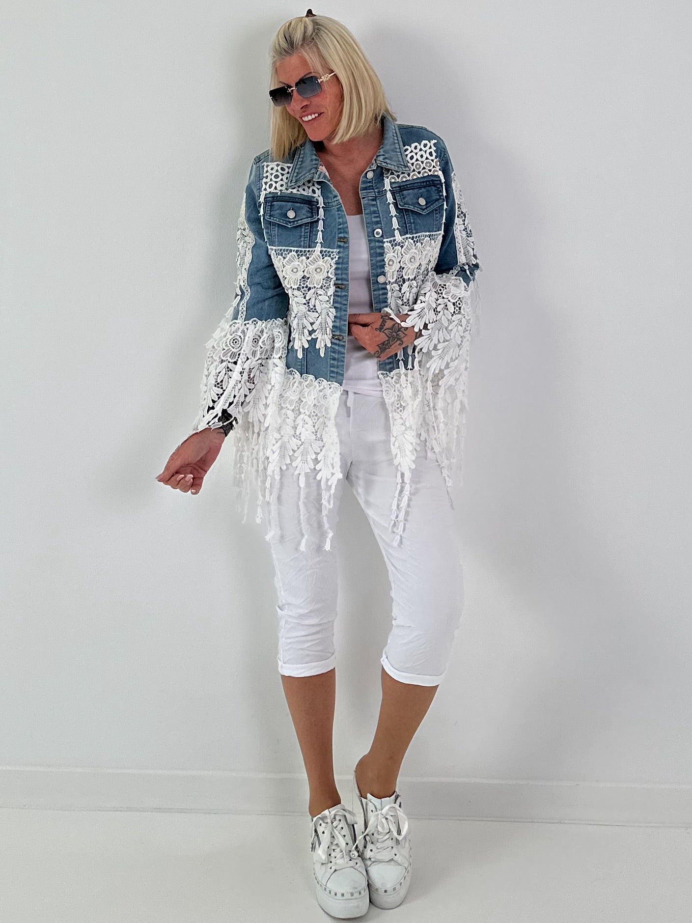 Boho Jeansjacke mit besonderen  Details - hellblau-weiss