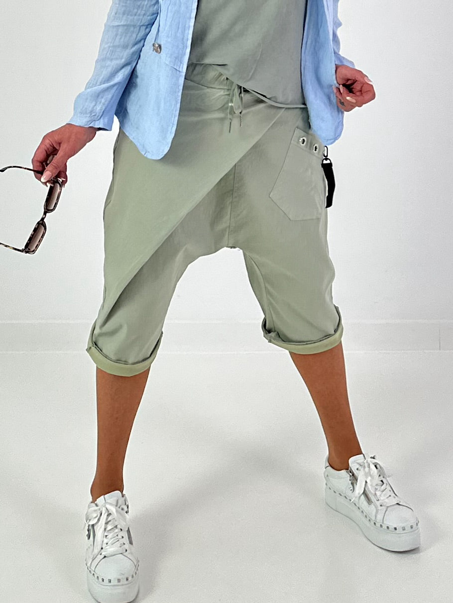 Kurze Baggy mit kleinen Ösen-Details - khaki