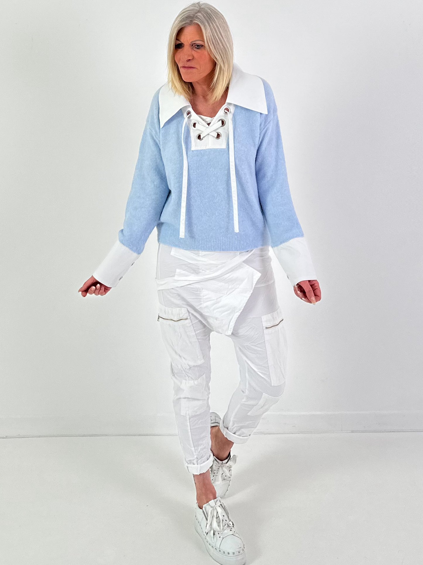 Pullover Modell "Laced Collar" - hellblau