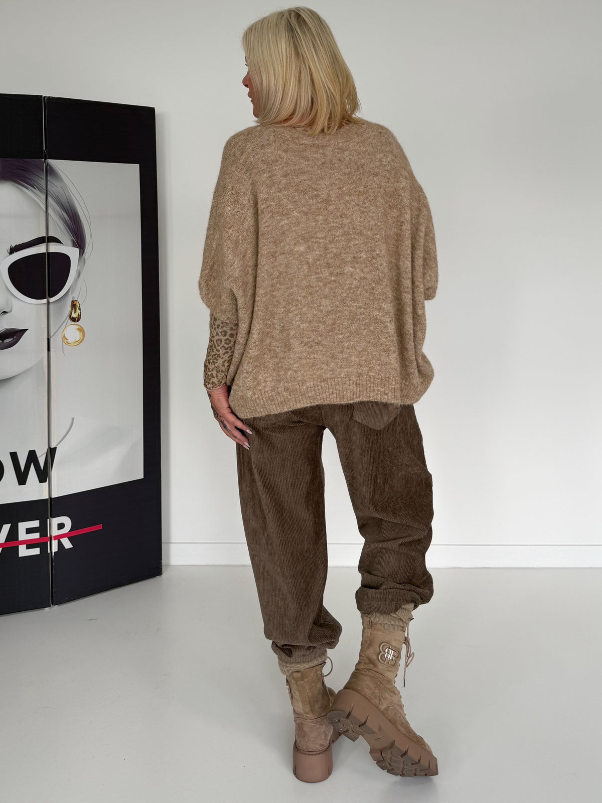 Zachte slipover met opgestikte zak - beige