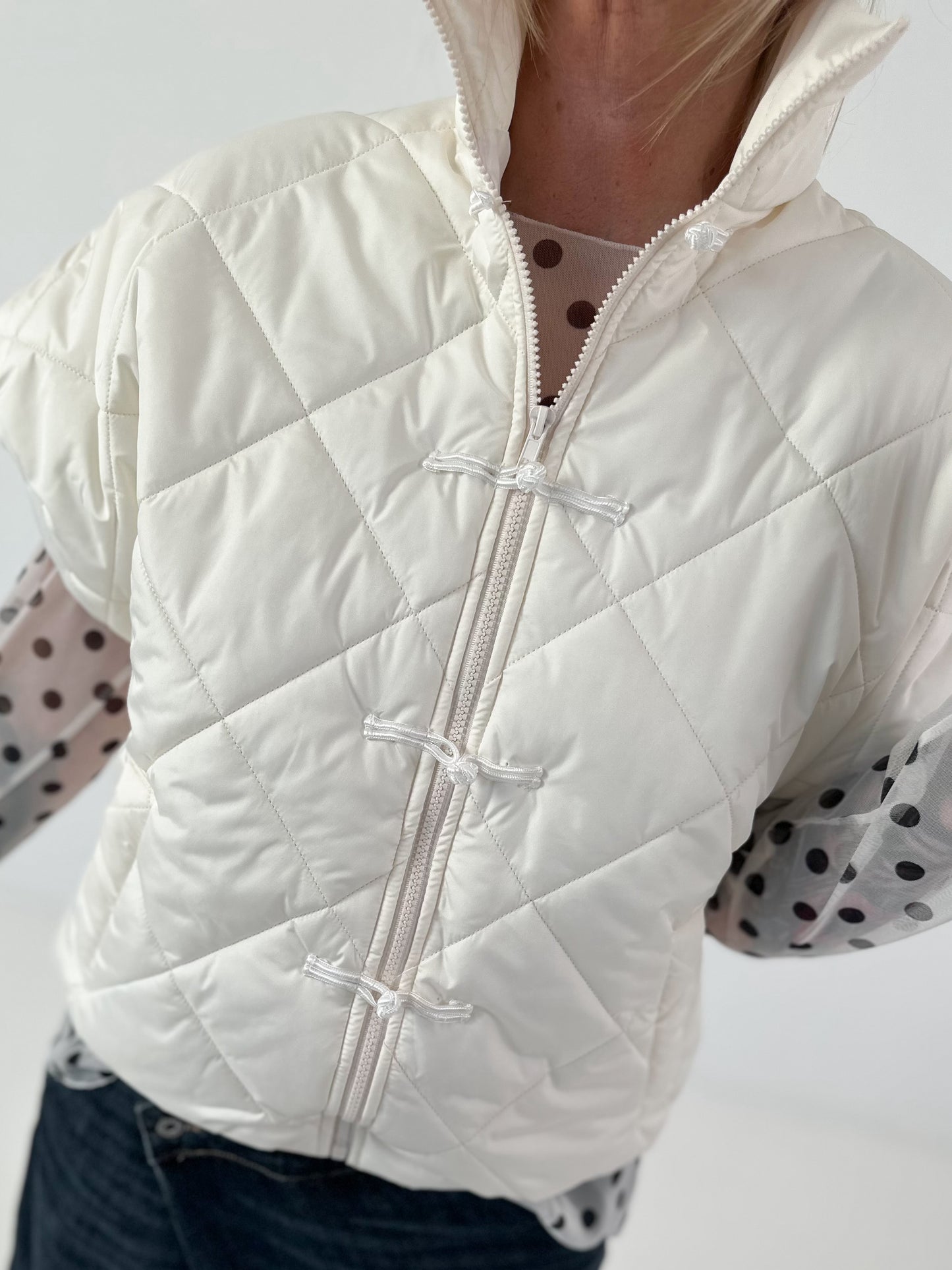 Weste mit besonderen Verschlussdetails - creme