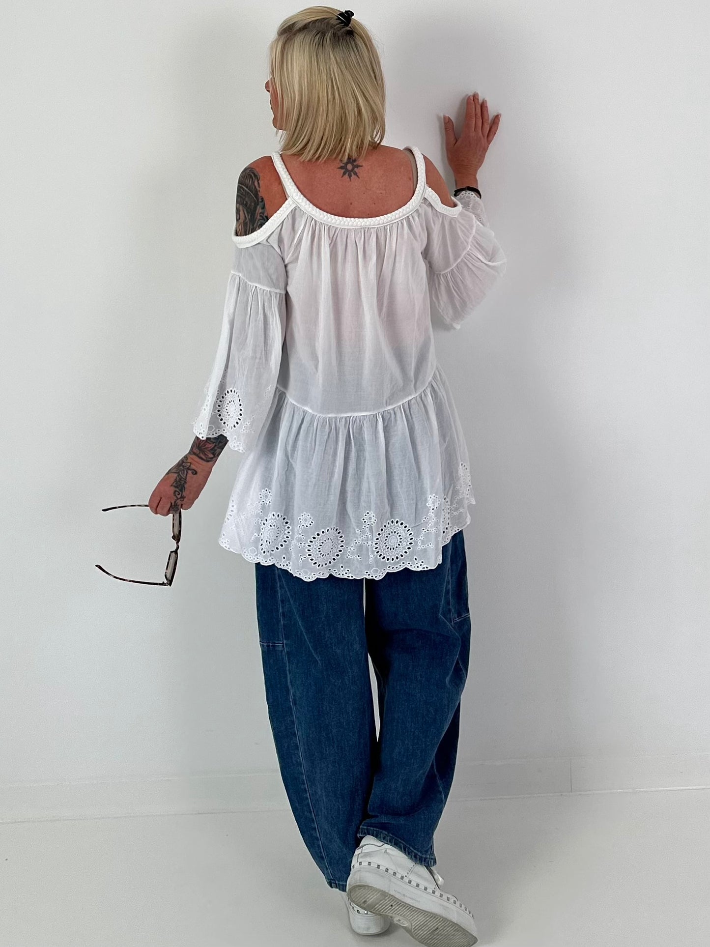 Tunika mit Lochstickerei und Off-Shoulder Cut-Outs - weiss
