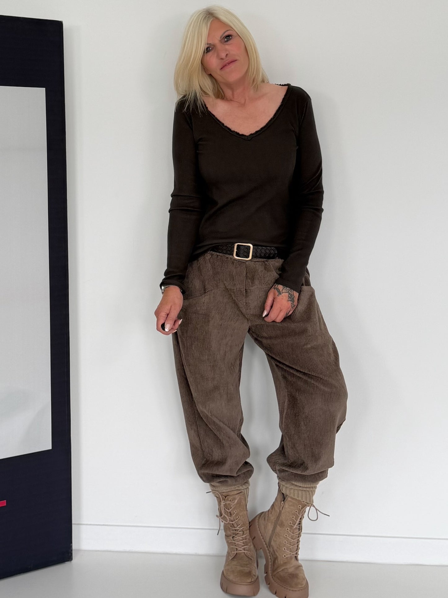 Rippshirt mit fransigem V-Ausschnitt - mokka