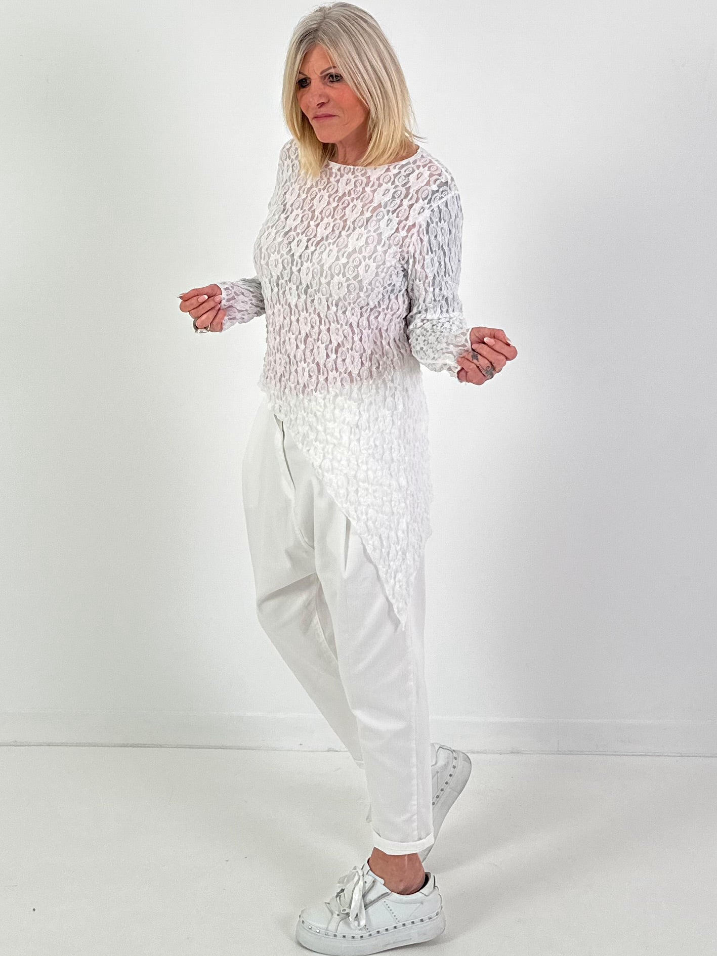 Asymmetrisches Shirt Modell "Lace Layer" - weiss ( lieferbar ab ca. 11.12.25)