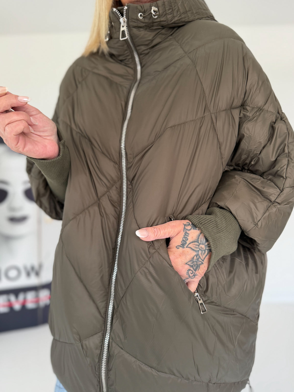 Oversized gewatteerd jack met polswarmers en capuchon - olijf