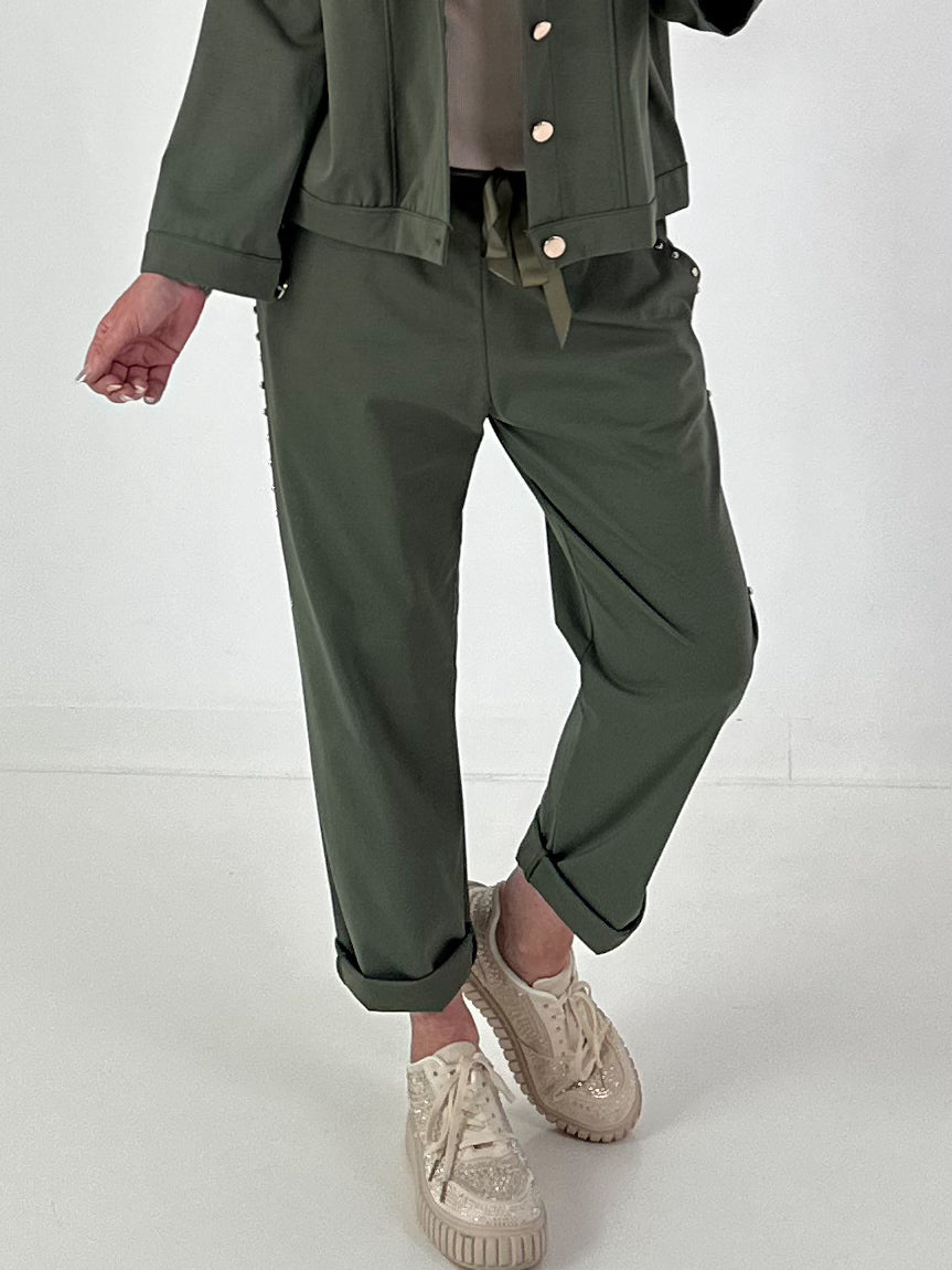 Hose mit goldenen Nieten-Details - oliv