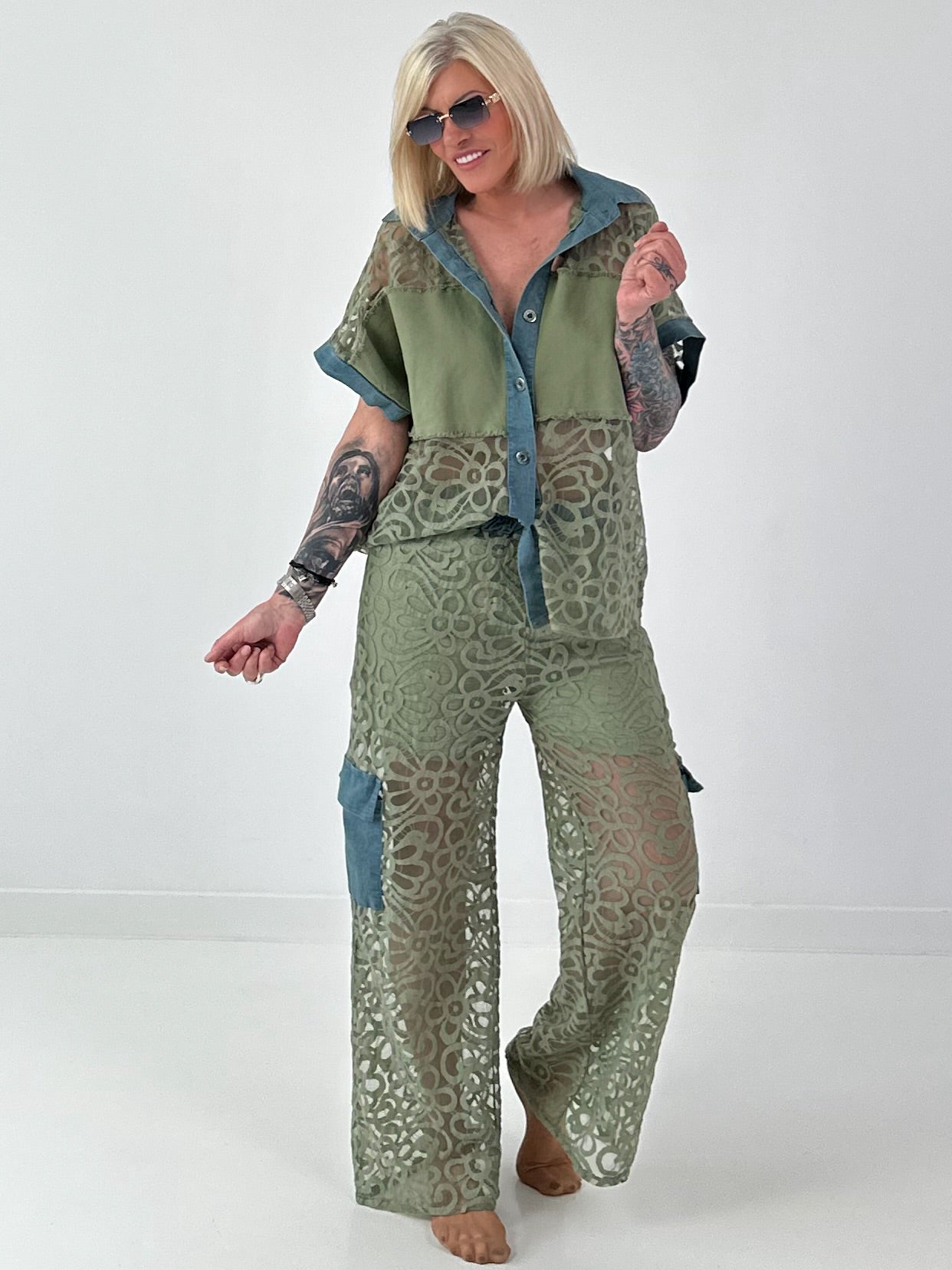 Ausgefallener Zweiteiler mit aufwendigen Denim Details- khaki