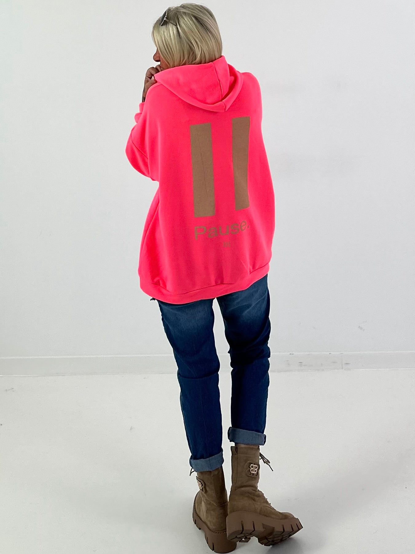 Lässiger Hoodie mit Statement Rückenprint "Pause" - neonpink