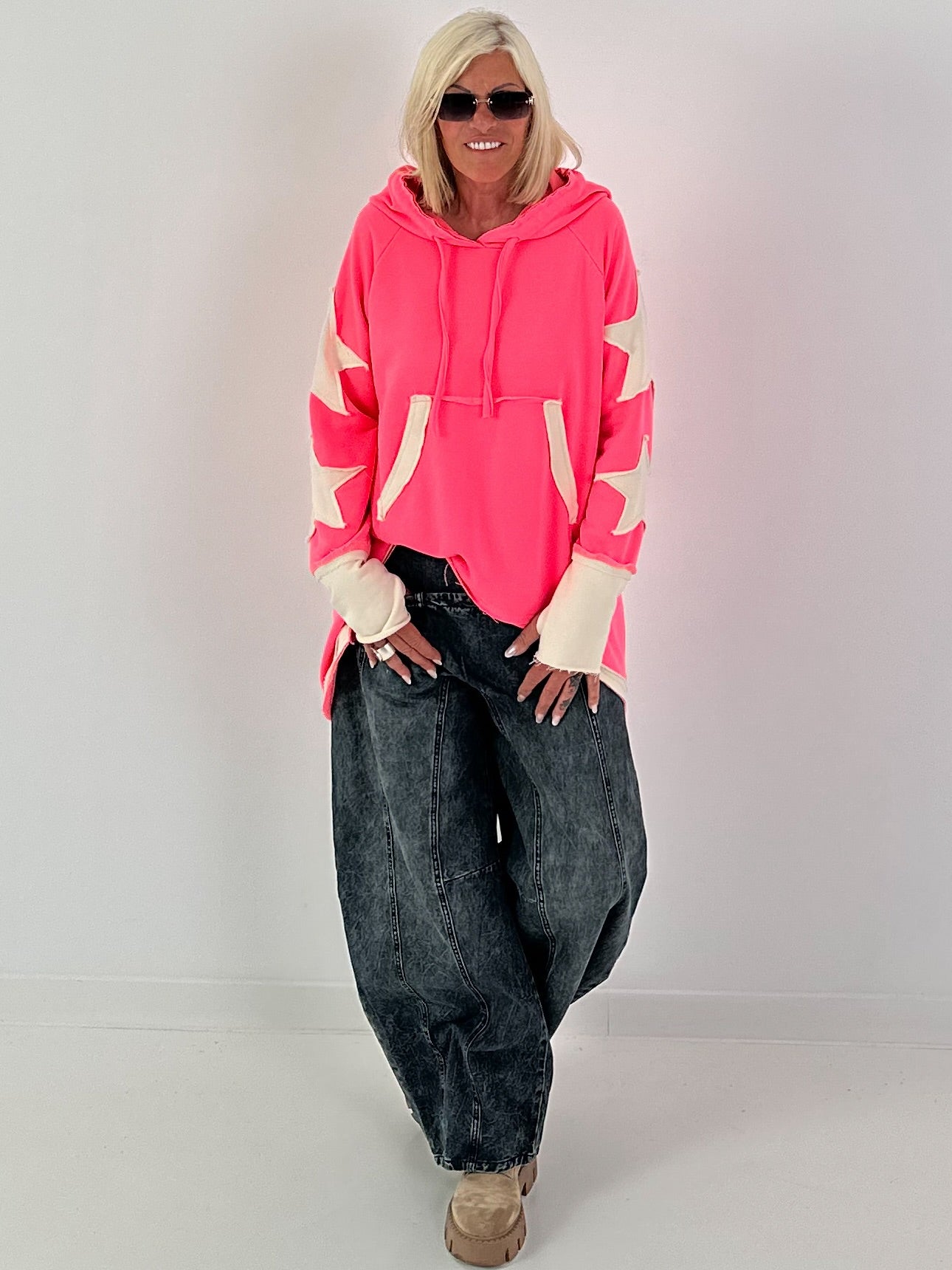 Lässiger Long Hoodie mit Daumenloch und trendigen Sternenelementen - neonpink